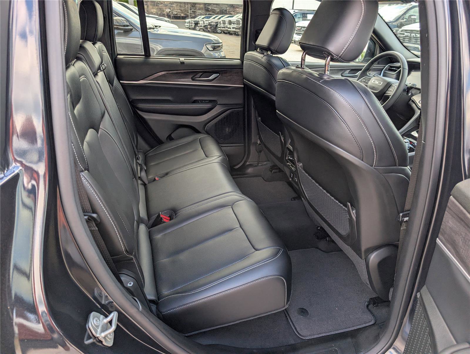 Used 2024 Jeep Grand Cherokee Limited w/ Luxury Tech Group II image 11