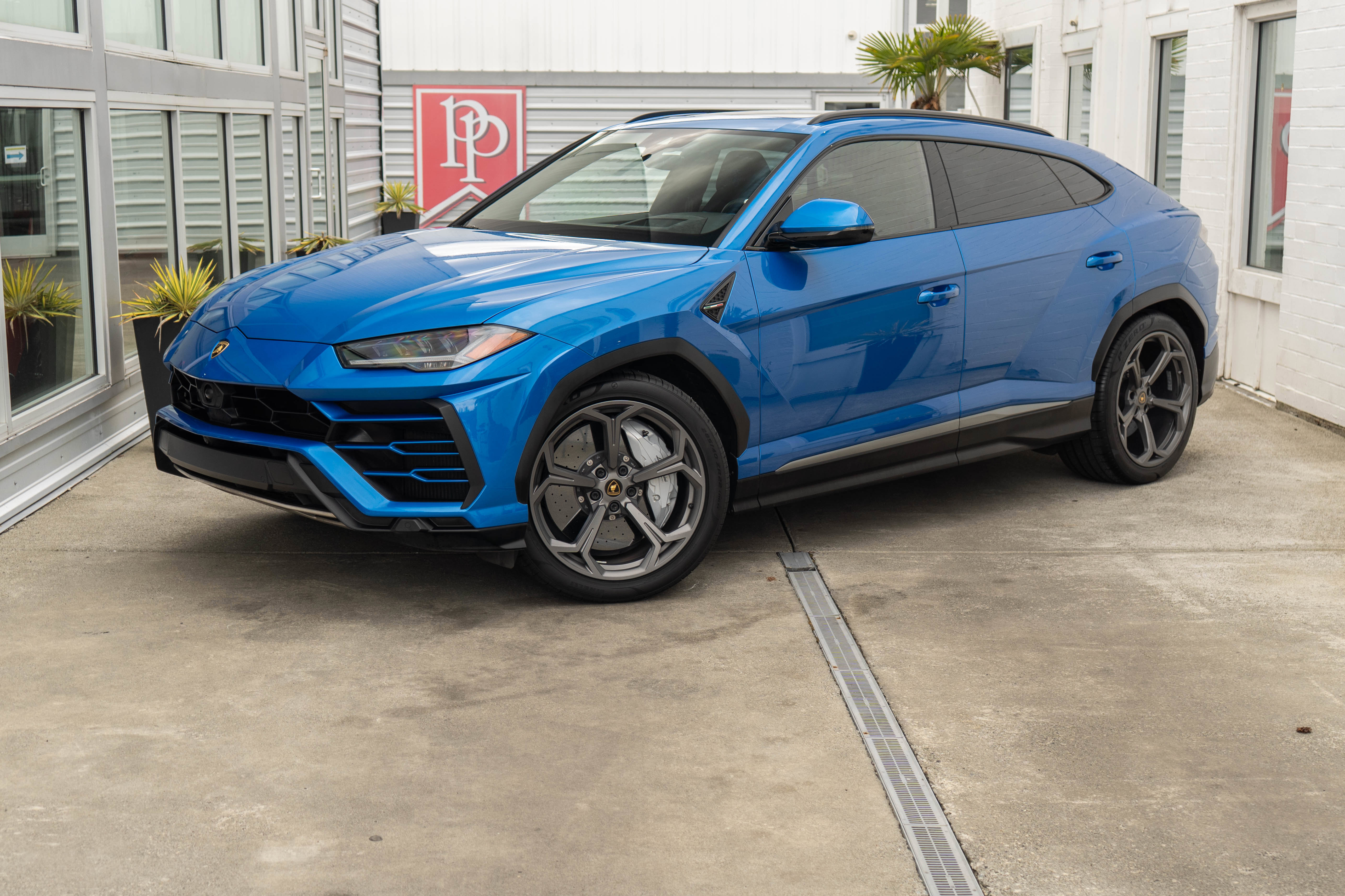 Used 2021 Lamborghini Urus image 2