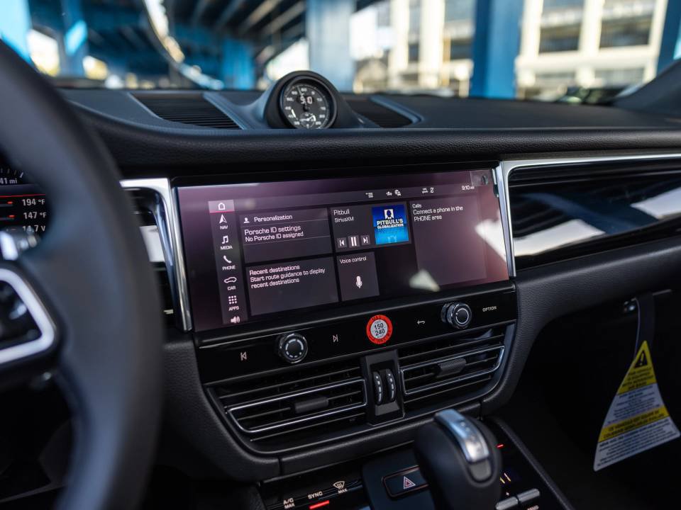 Certified 2026 Porsche Macan AWD/4WD image 31
