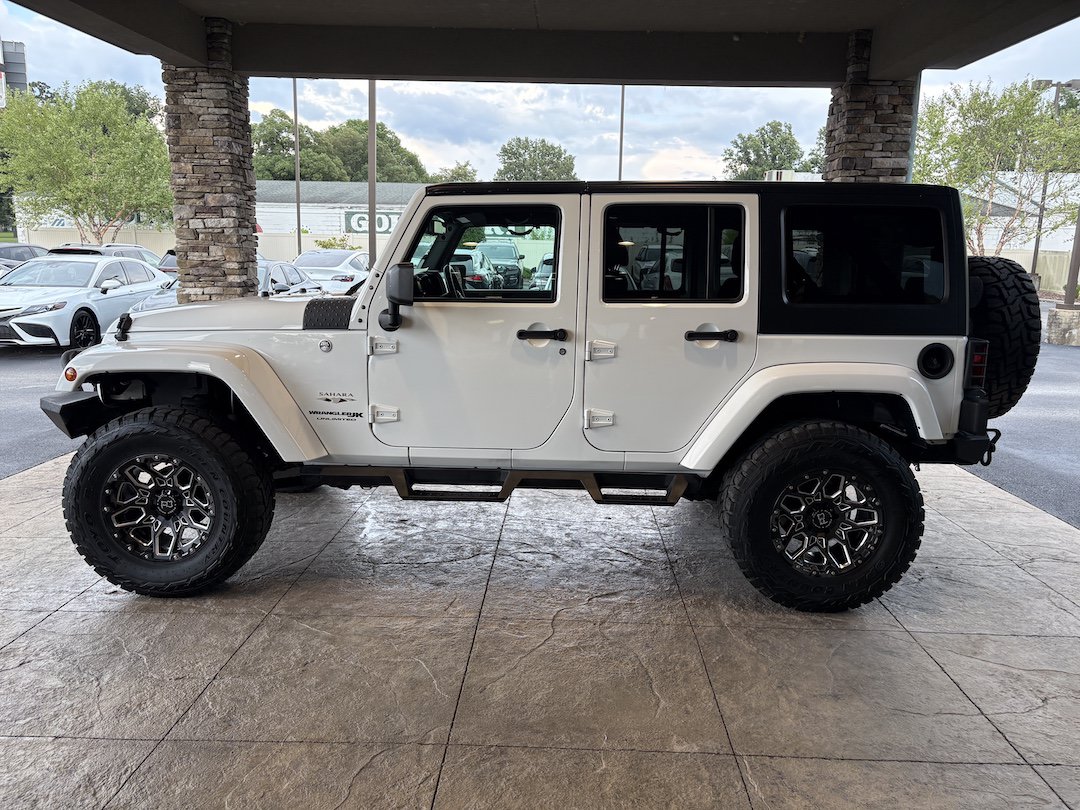 Used 2018 Jeep Wrangler Unlimited Sahara w/ Connectivity Group AWD/4WD image 9