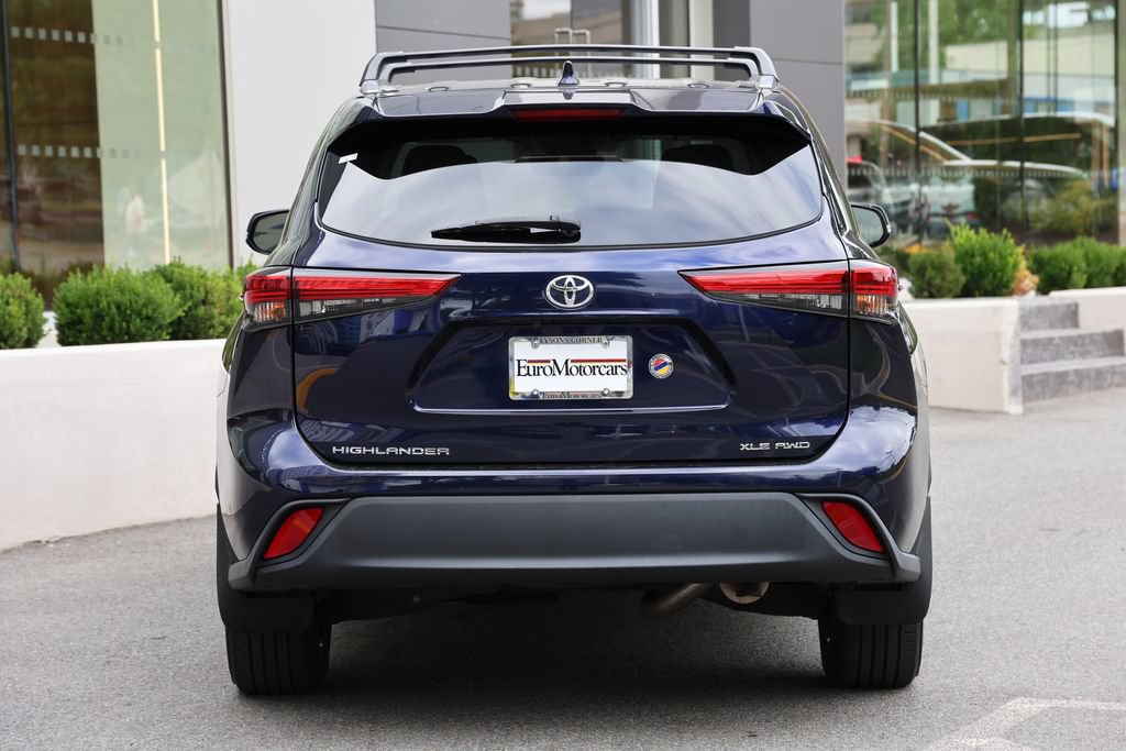 Used 2021 Toyota Highlander XLE AWD/4WD image 3