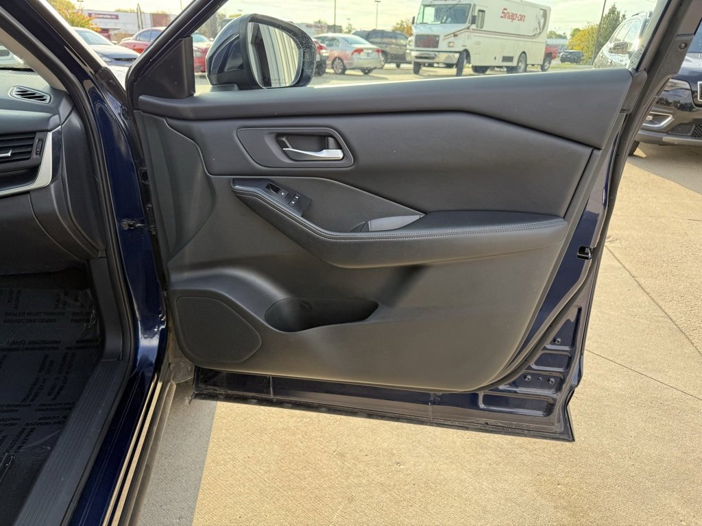 Used 2024 Nissan Rogue SV image 29