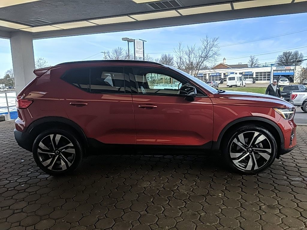 Used 2023 Volvo XC40 B5 Plus w/ Driver Assist Package AWD/4WD image 5