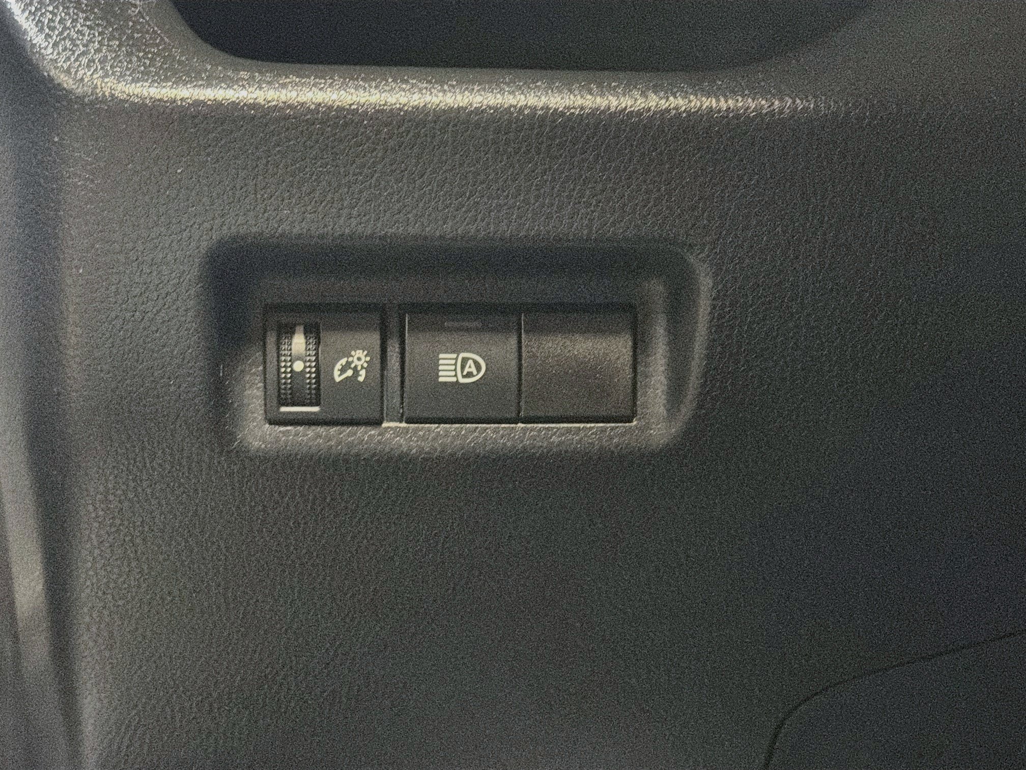 Used 2019 Toyota RAV4 LE AWD/4WD image 16