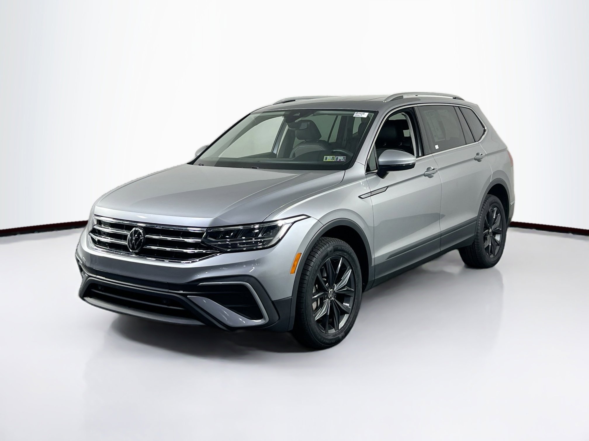 Used 2022 Volkswagen Tiguan SE AWD/4WD image 1