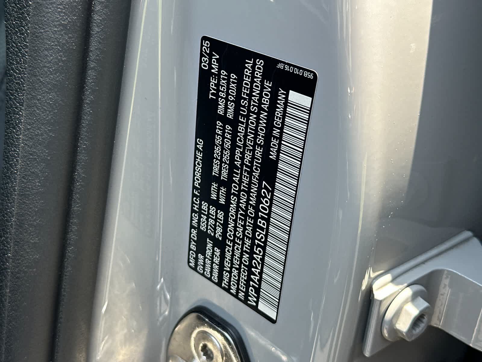 Certified 2025 Porsche Macan AWD/4WD image 33