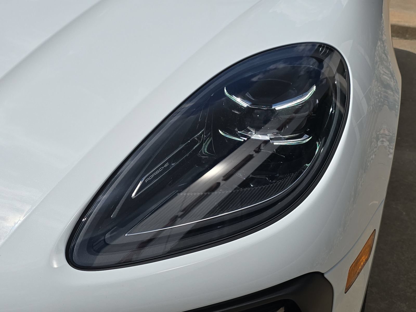 Certified 2022 Porsche Macan AWD/4WD image 11