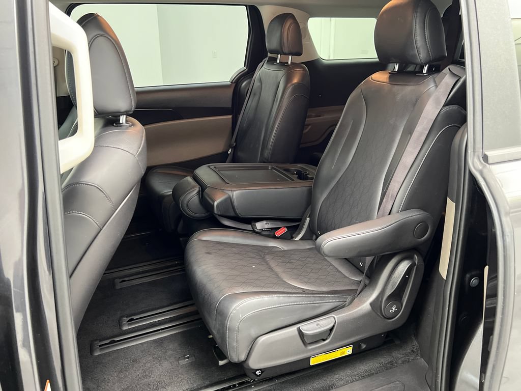 Used 2025 Kia Carnival FWD image 21
