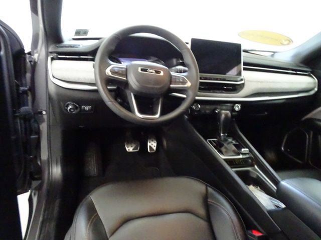 Certified 2024 Jeep Compass Latitude w/ Sun and Sound Group AWD/4WD image 5