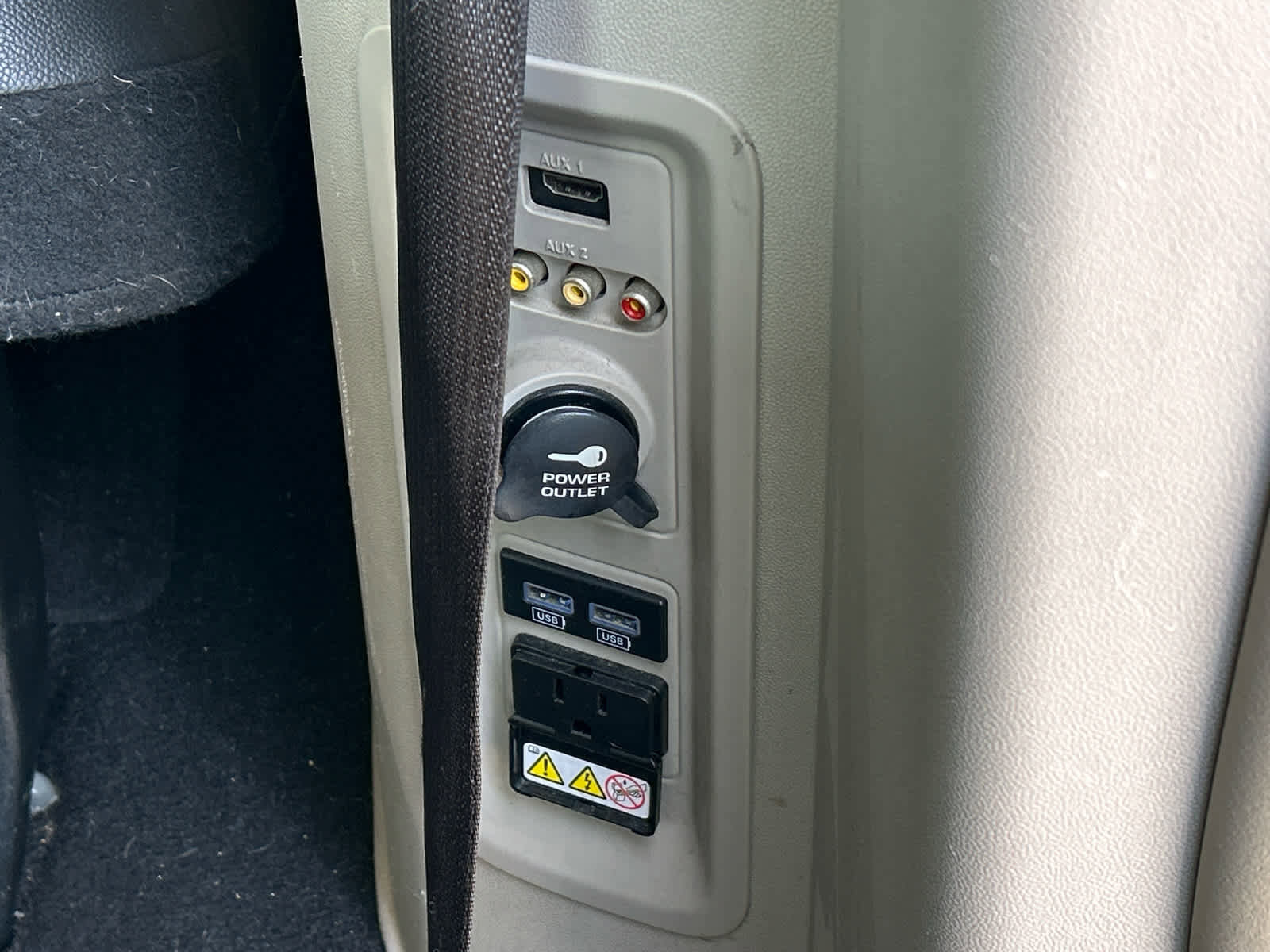 Used 2015 Chrysler Town & Country Touring FWD image 11