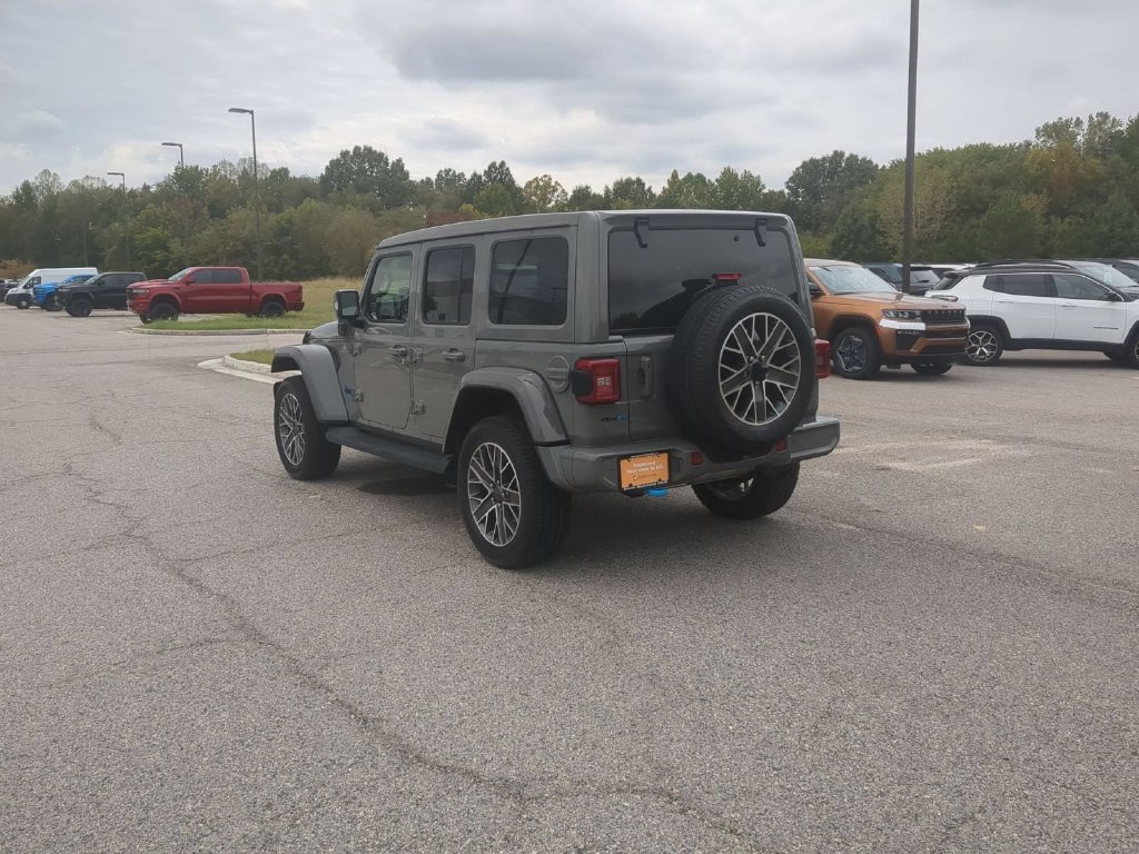 Used 2022 Jeep Wrangler Unlimited Sahara AWD/4WD image 3