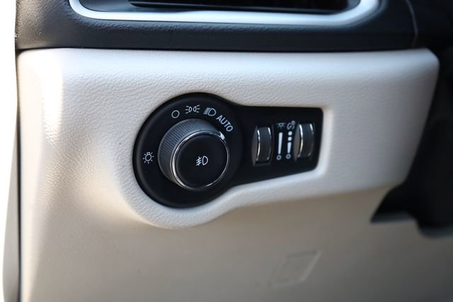 Used 2023 Chrysler Pacifica Touring-L image 14