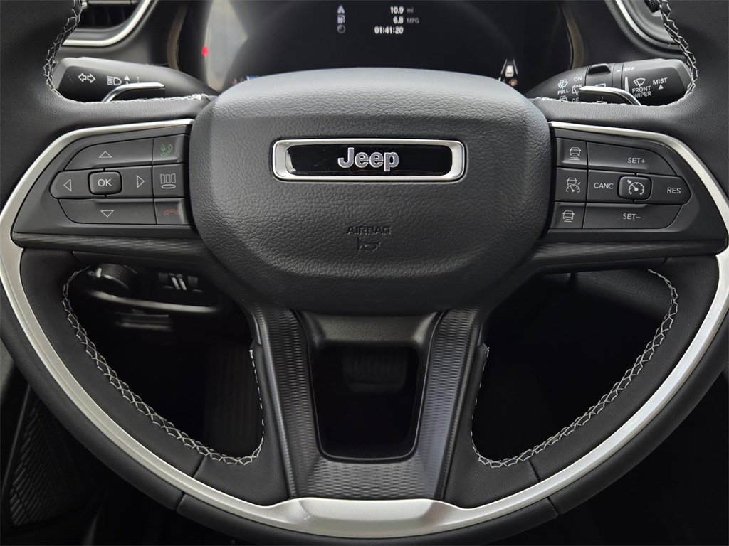 New 2025 Jeep Grand Cherokee L Laredo image 21