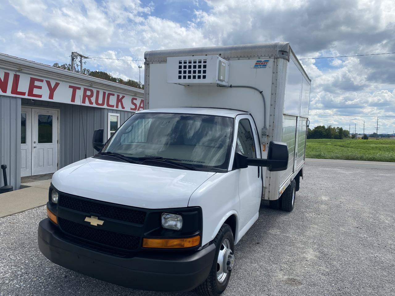 Used 2015 Chevrolet Express 4500 RWD image 3