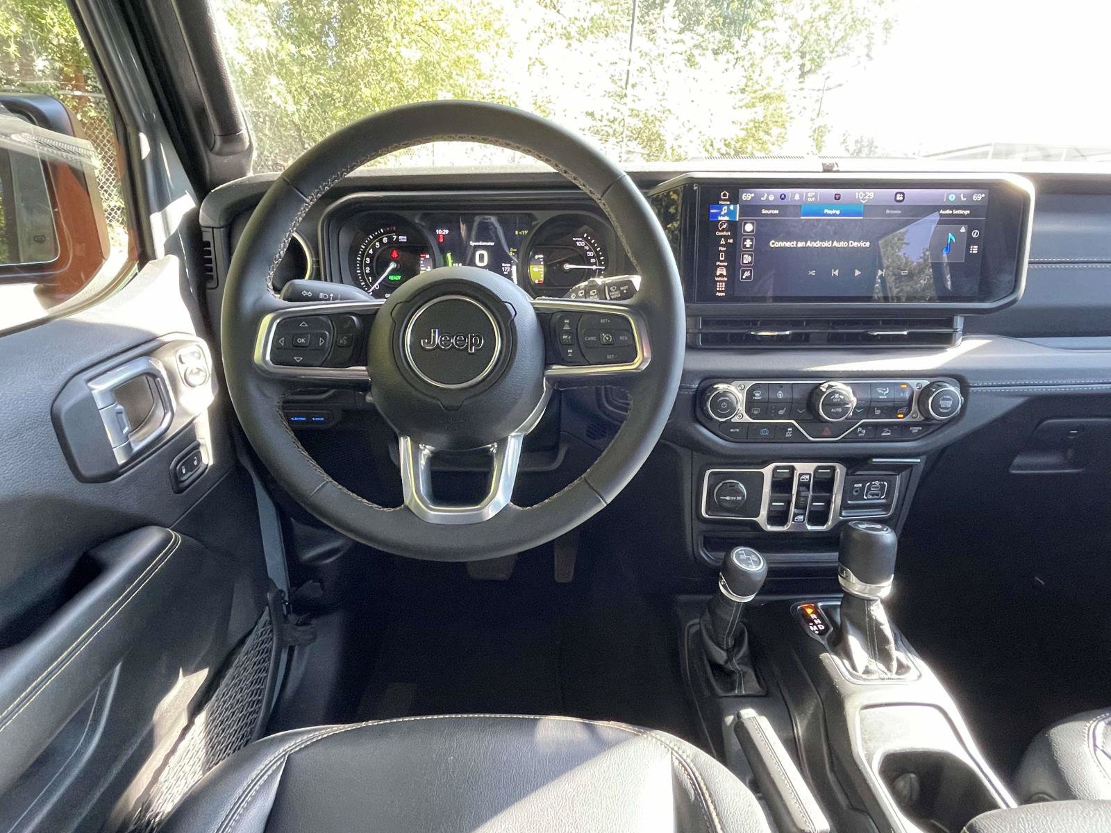 Used 2024 Jeep Wrangler Unlimited Sahara w/ Technology Group AWD/4WD image 14