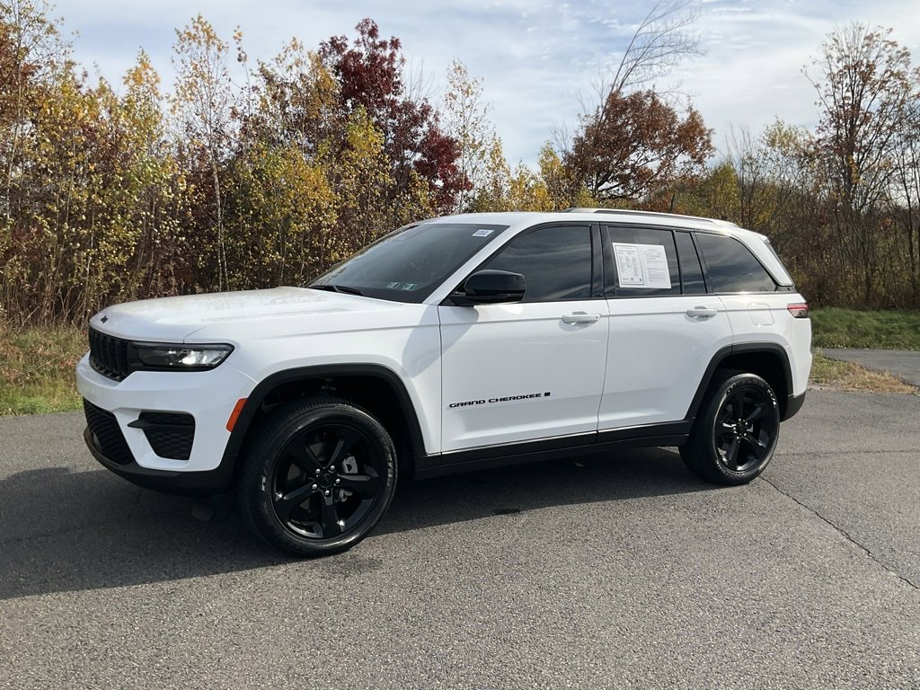 Used 2023 Jeep Grand Cherokee Altitude image 30