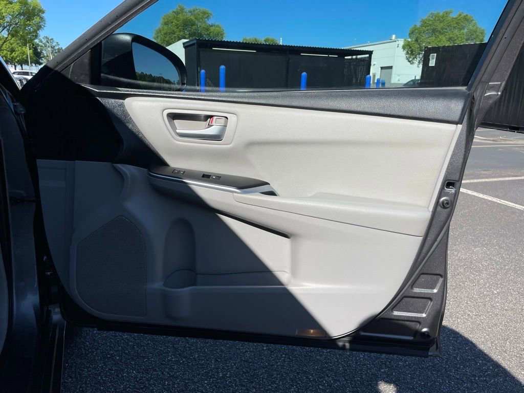 Used 2016 Toyota Camry LE image 28