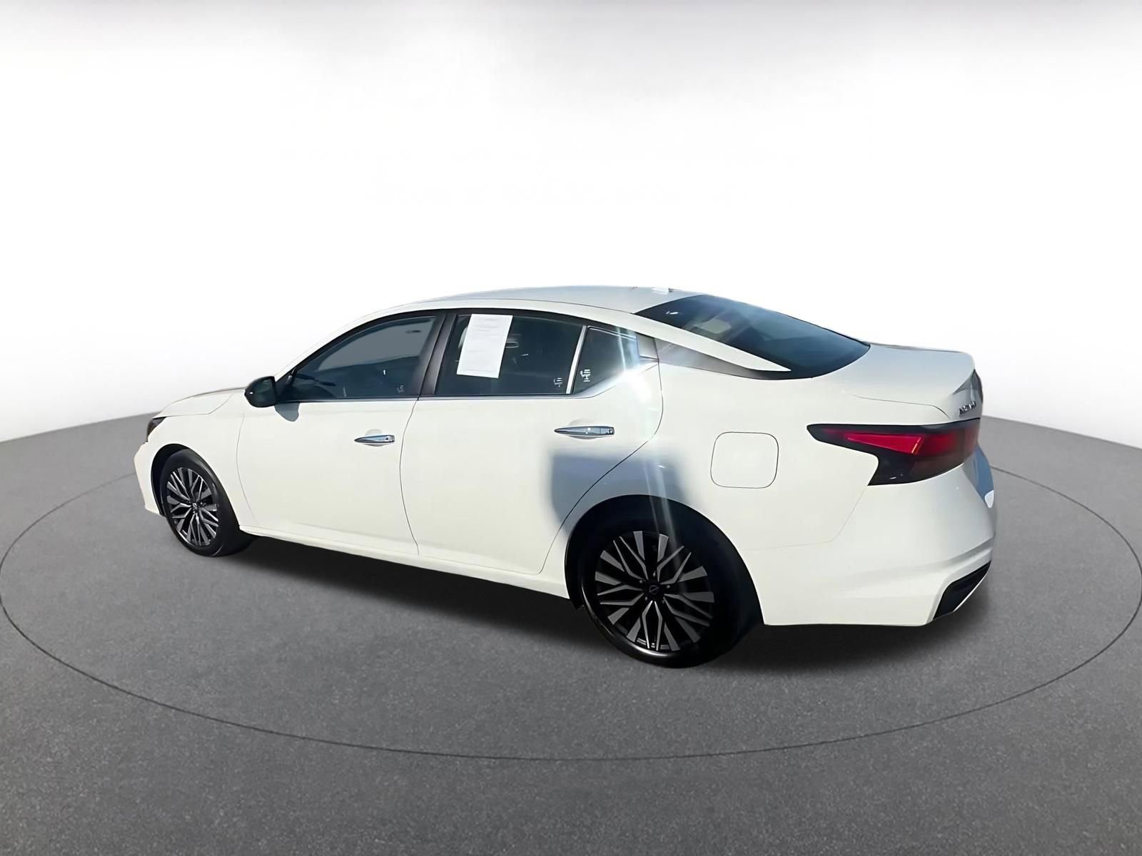 Used 2025 Nissan Altima 2.5 SV image 10