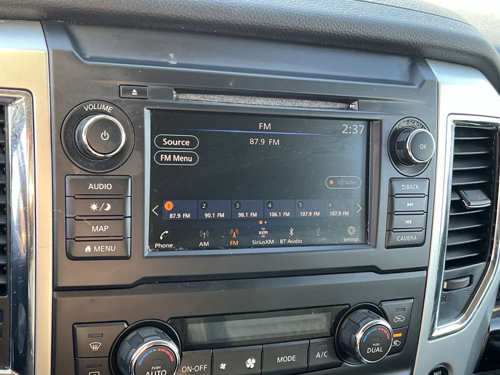 Used 2019 Nissan Titan SV w/ SV Convenience Package image 18