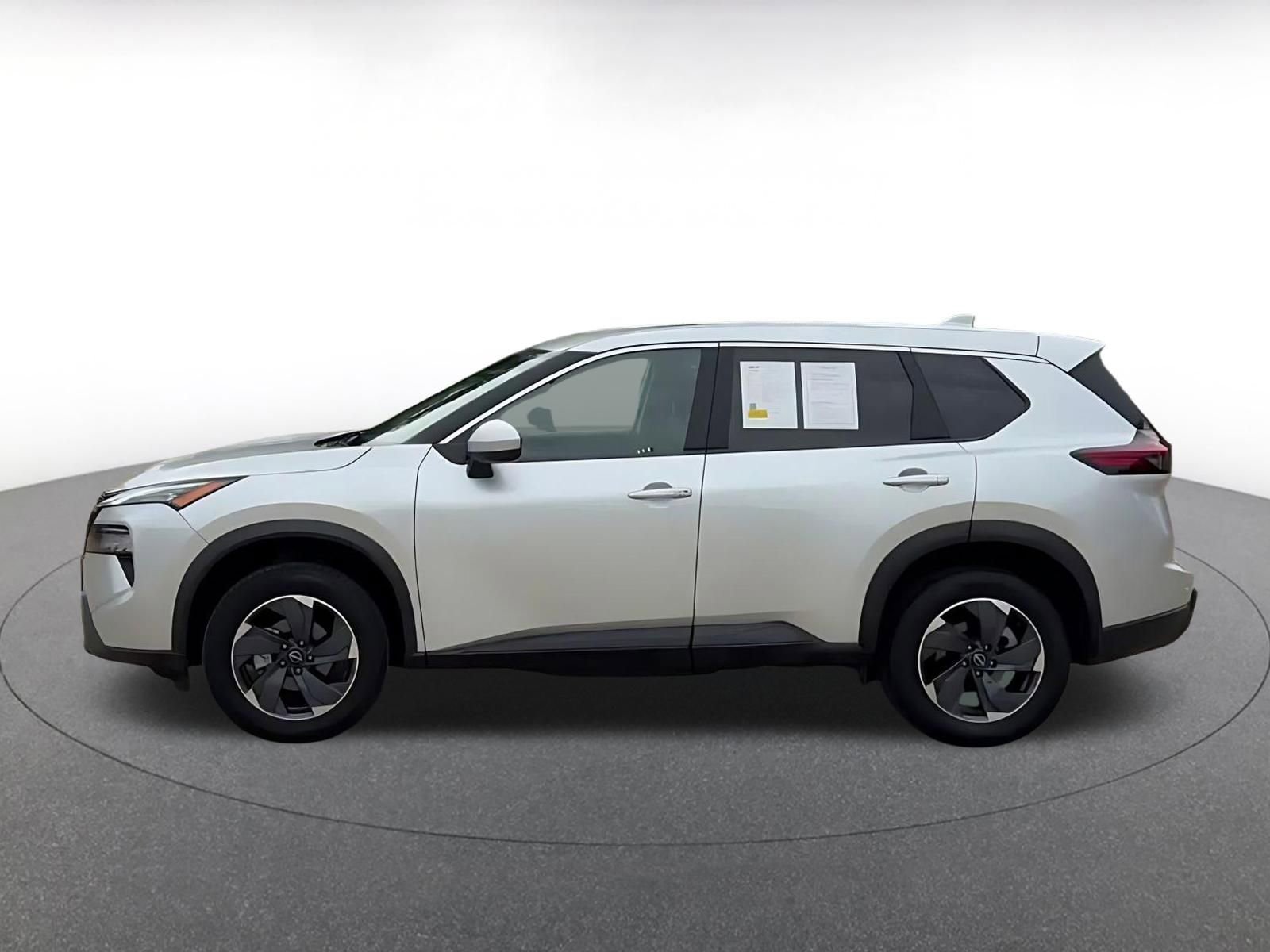 Used 2025 Nissan Rogue SV FWD image 9