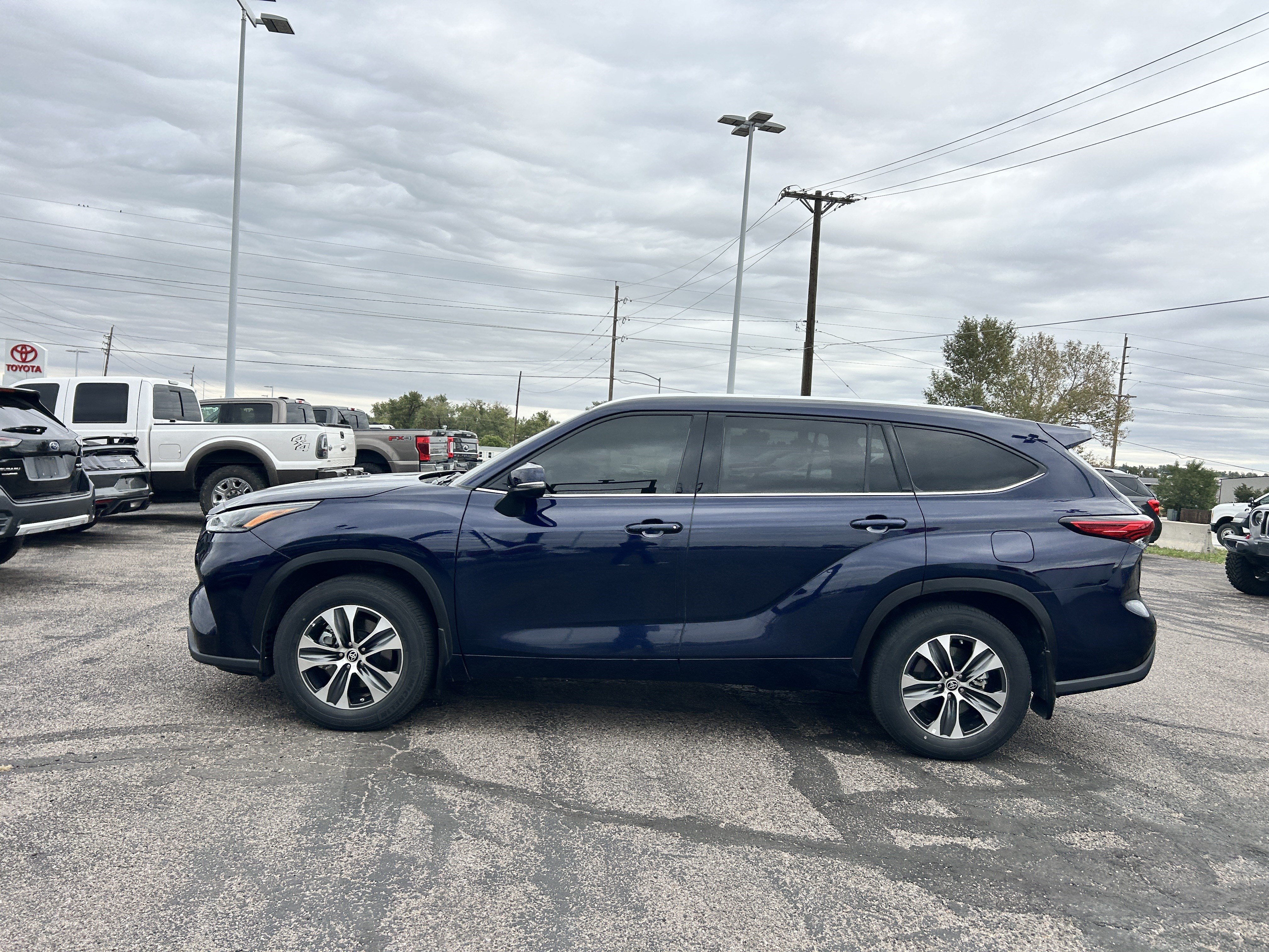 Used 2021 Toyota Highlander XLE AWD/4WD image 2