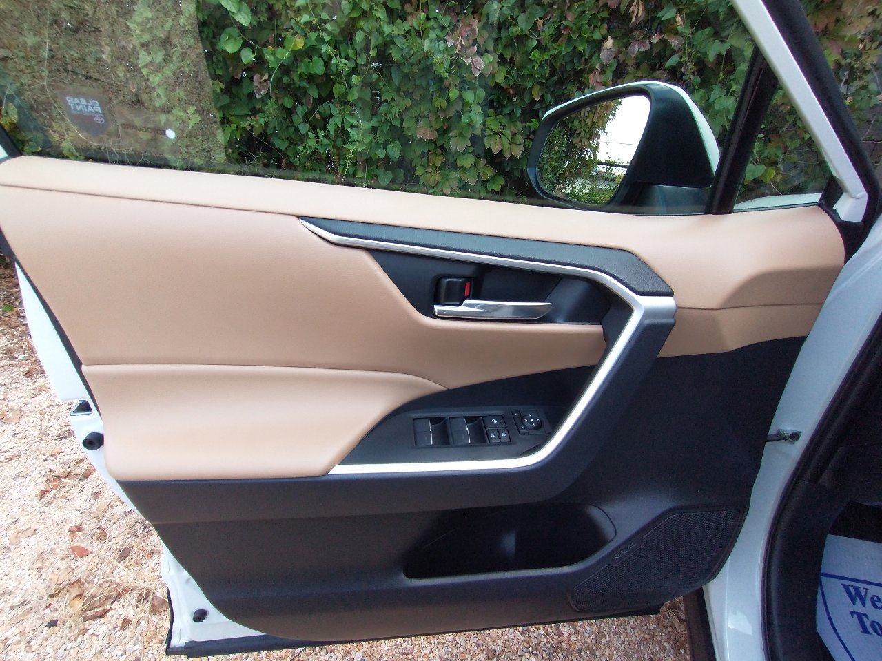 Used 2022 Toyota RAV4 XLE Premium image 36