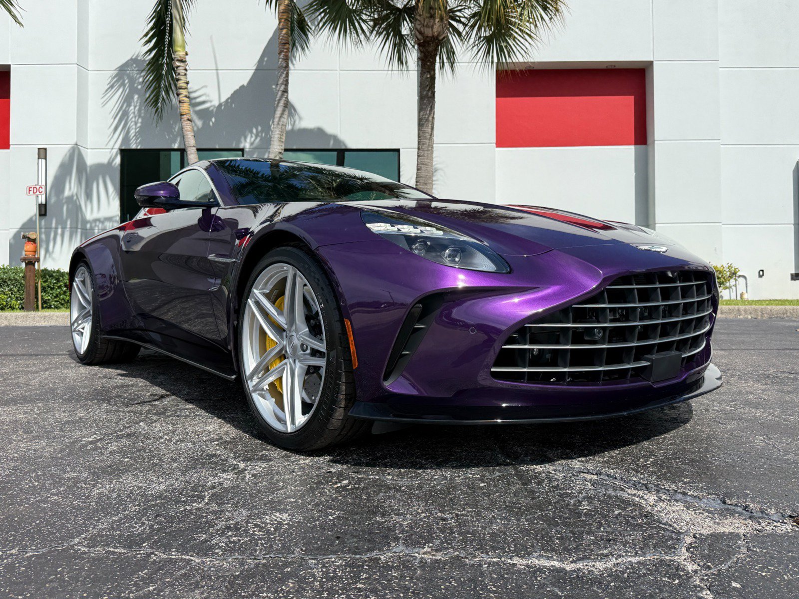 Used 2025 Aston Martin V8 Vantage Coupe RWD image 8
