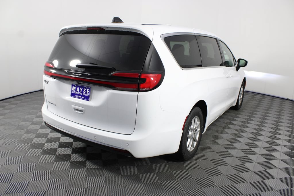 New 2027 Chrysler Pacifica Select FWD image 26