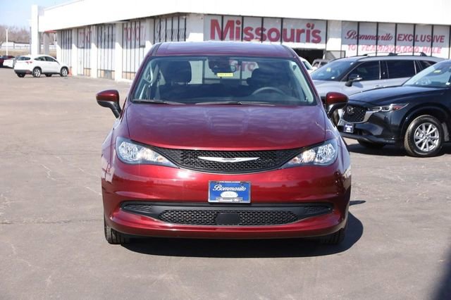 Used 2023 Chrysler Voyager LX image 4
