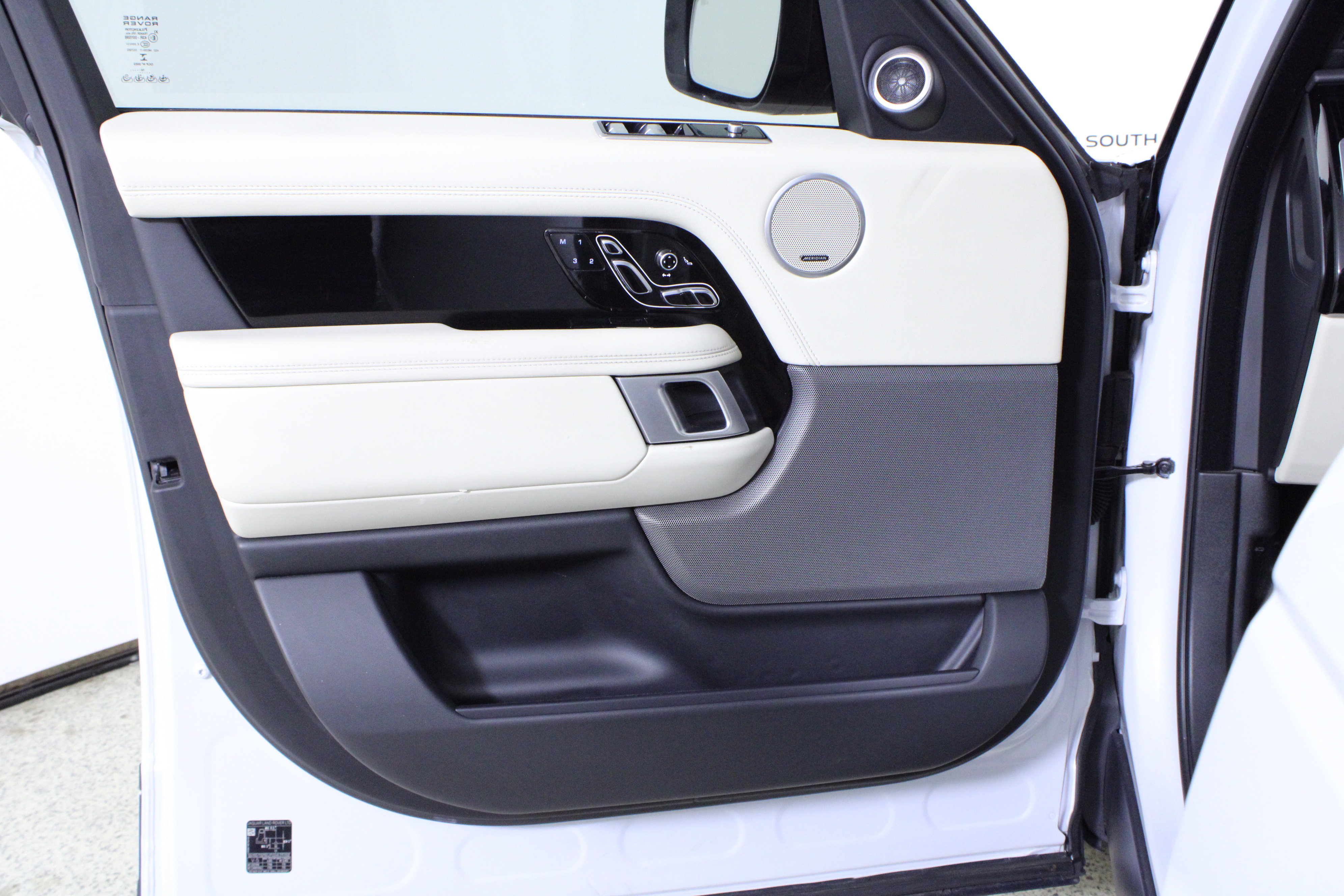 Used 2020 Land Rover Range Rover HSE image 19