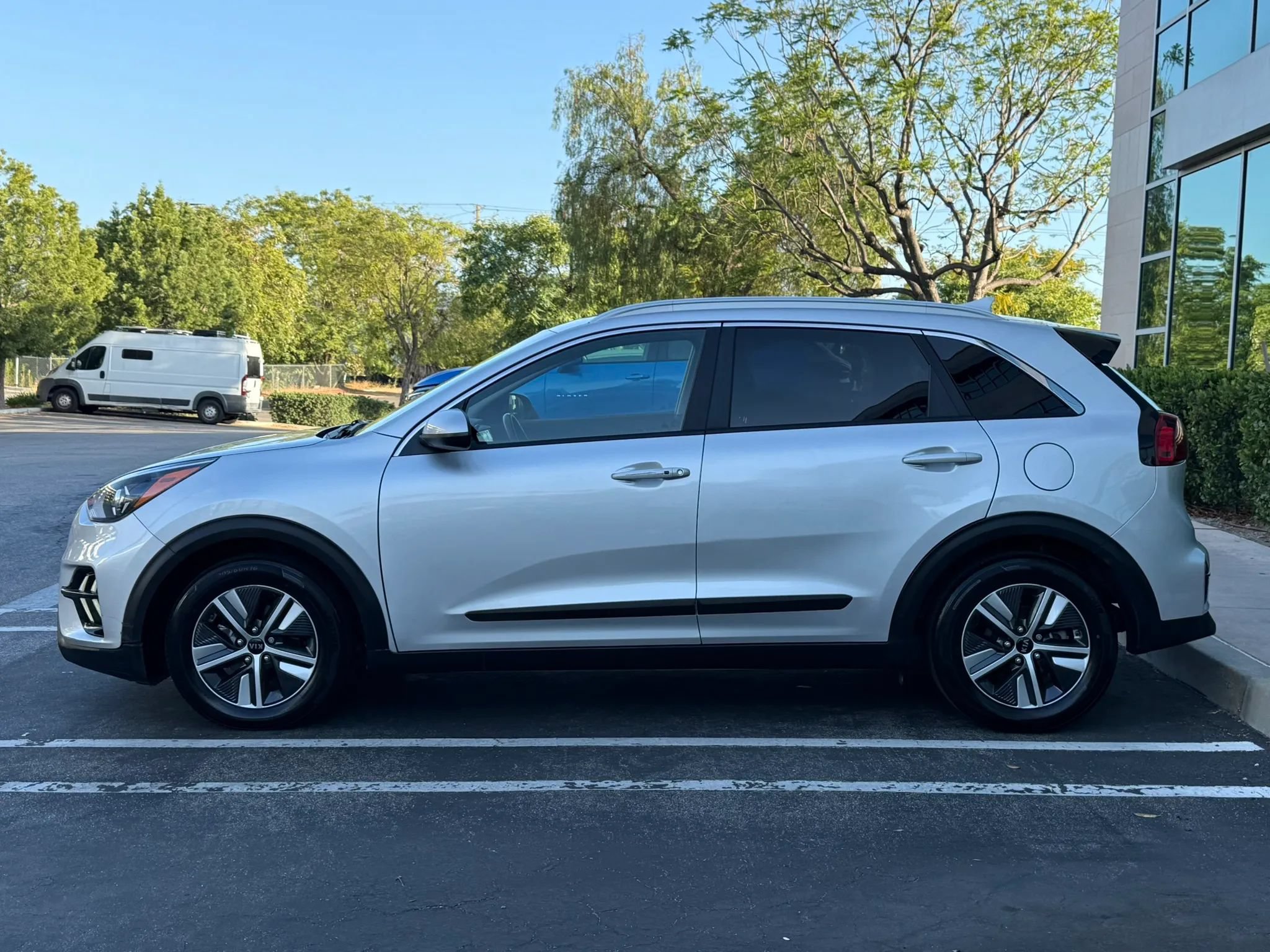 Used 2021 Kia Niro LXS FWD image 2