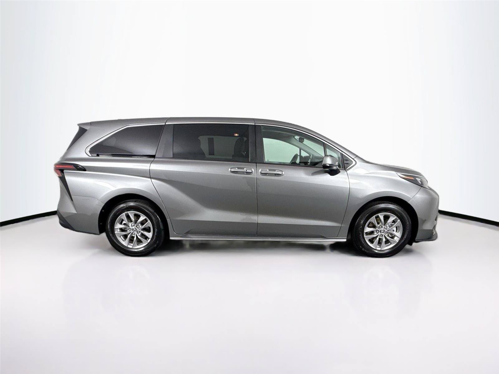 Certified 2026 Toyota Sienna LE FWD image 10