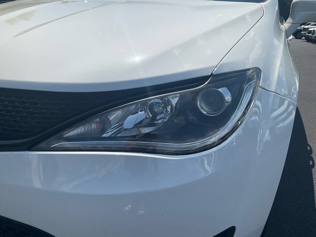 Used 2020 Chrysler Pacifica Touring w/ S Appearance Package FWD image 9
