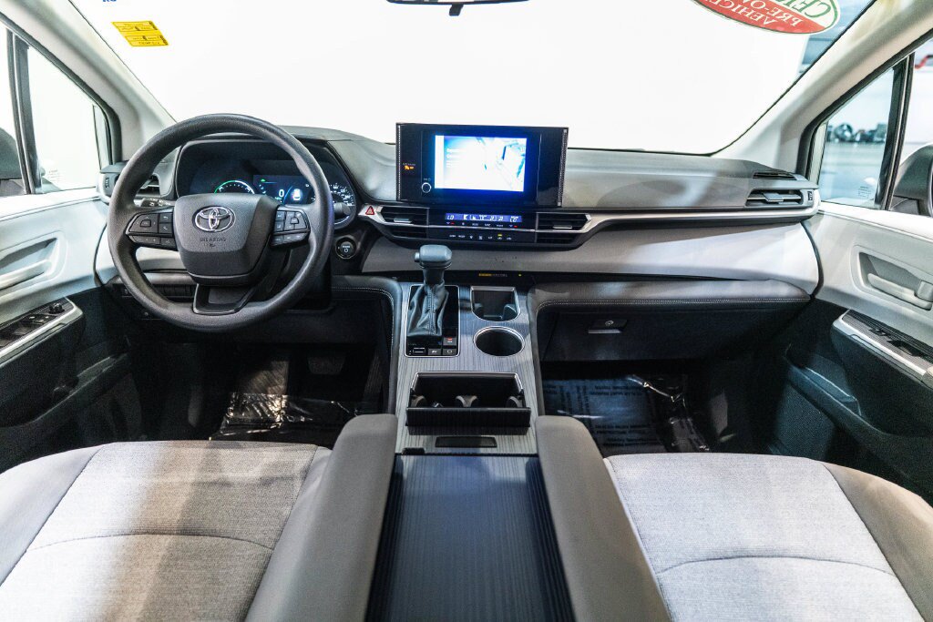 Certified 2025 Toyota Sienna LE FWD image 13