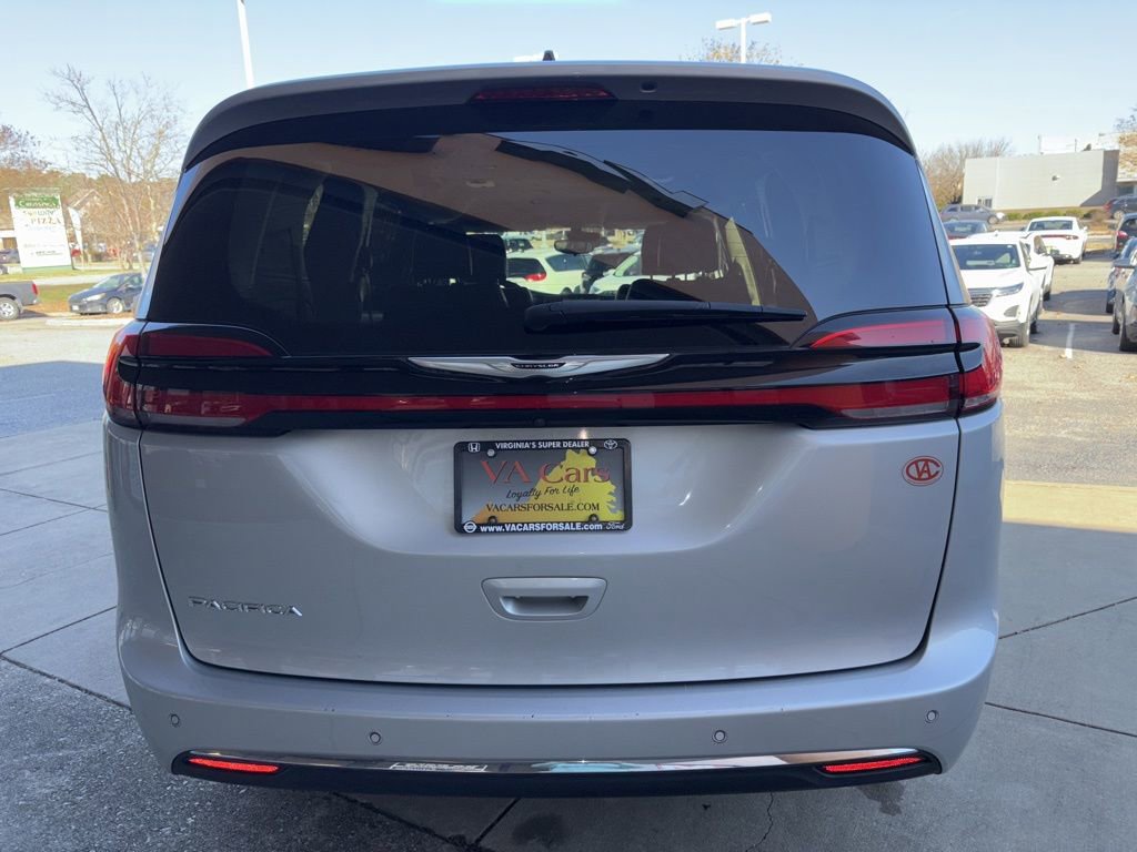 Used 2024 Chrysler Pacifica Touring-L FWD image 6