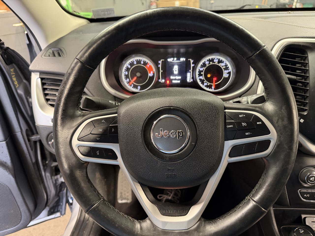 Used 2018 Jeep Cherokee Latitude Plus w/ Comfort/Convenience Group AWD/4WD image 17