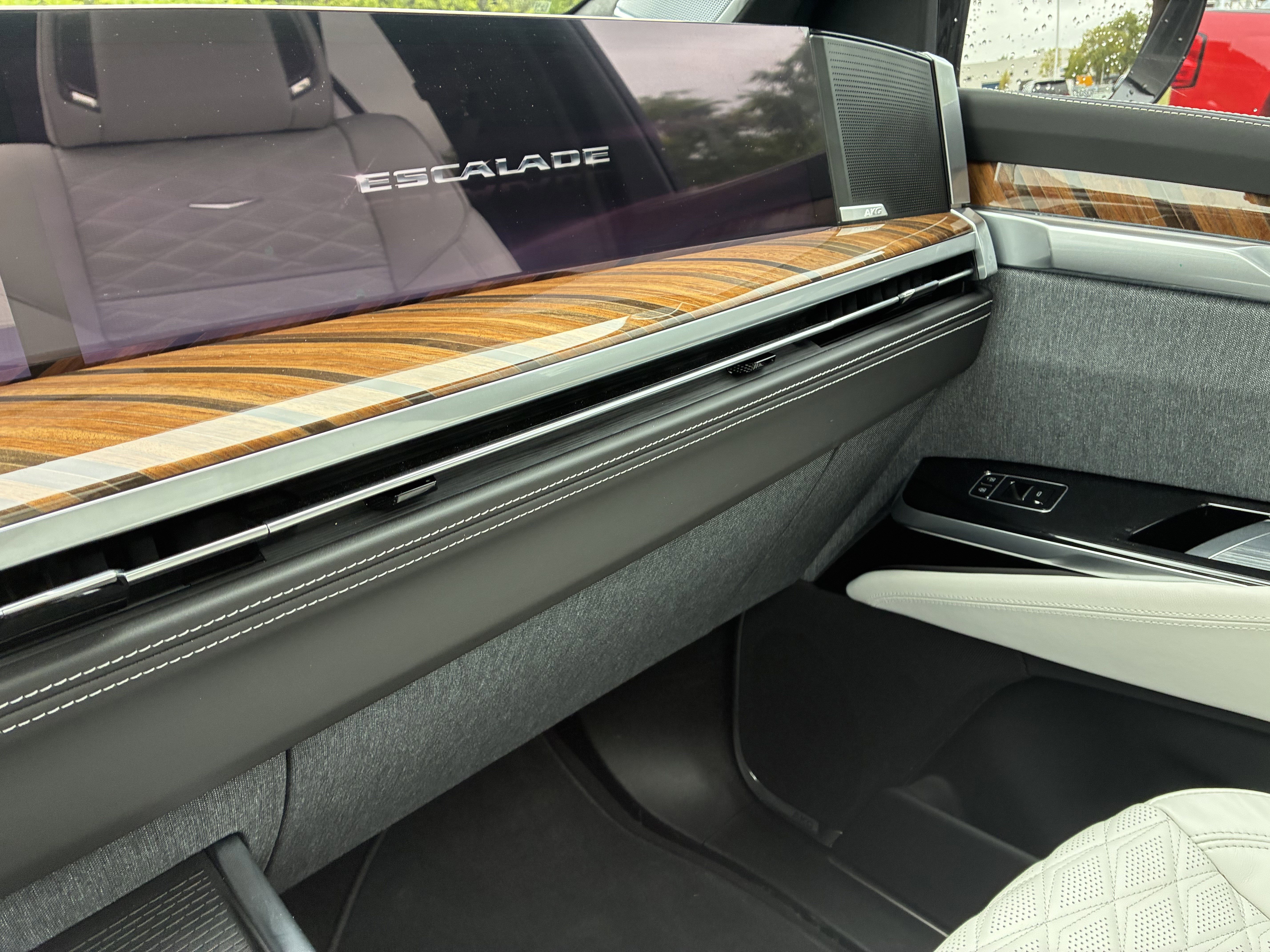 Used 2026 Cadillac Escalade Platinum Sport w/ LPO, Floor Liner Package AWD/4WD image 38