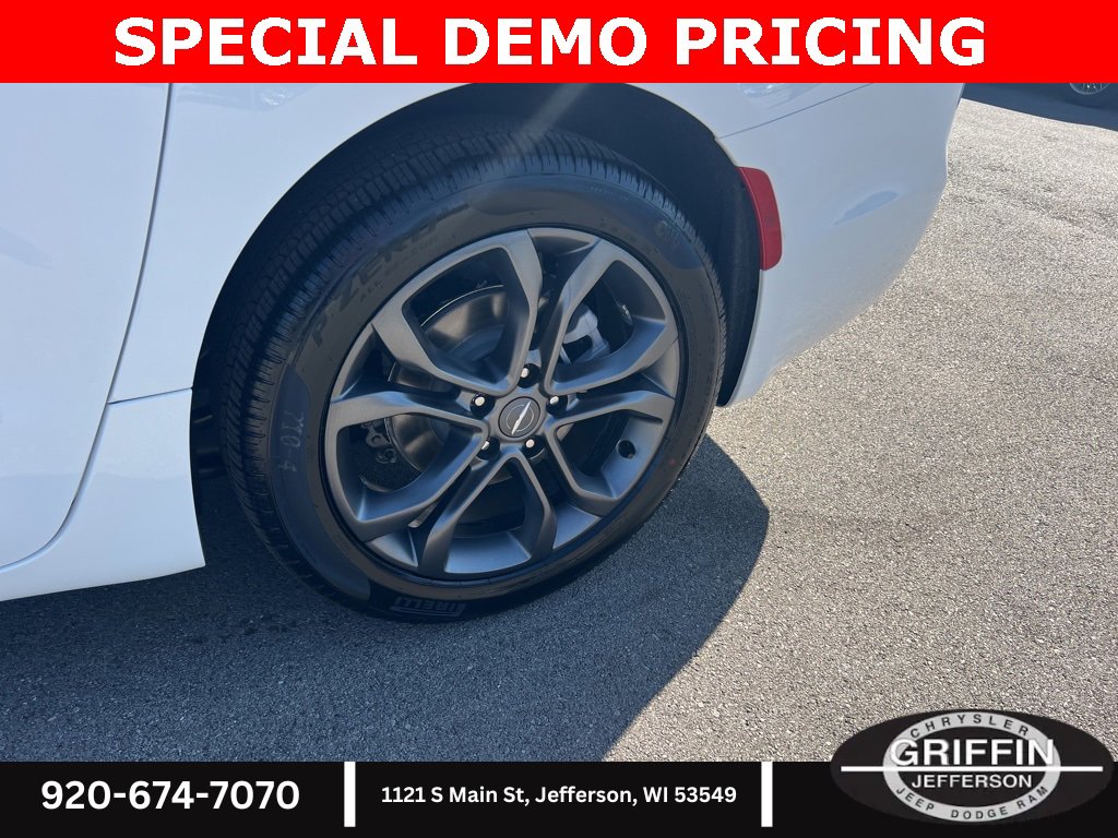 New 2026 Chrysler Pacifica Select image 23