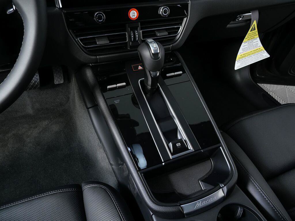 Certified 2026 Porsche Macan AWD/4WD image 15