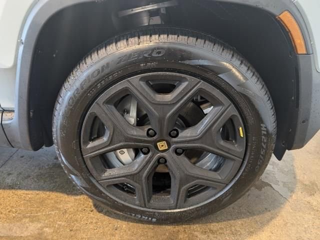 Used 2024 Rivian R1S Adventure image 9