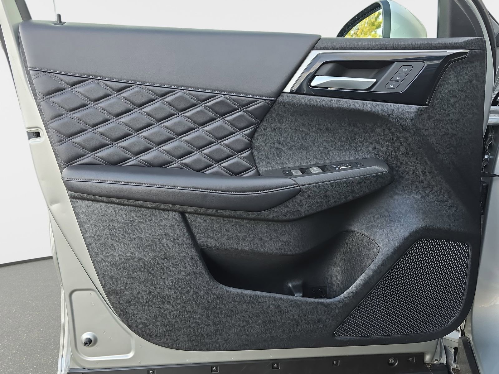 Used 2024 Mitsubishi Outlander SEL image 29