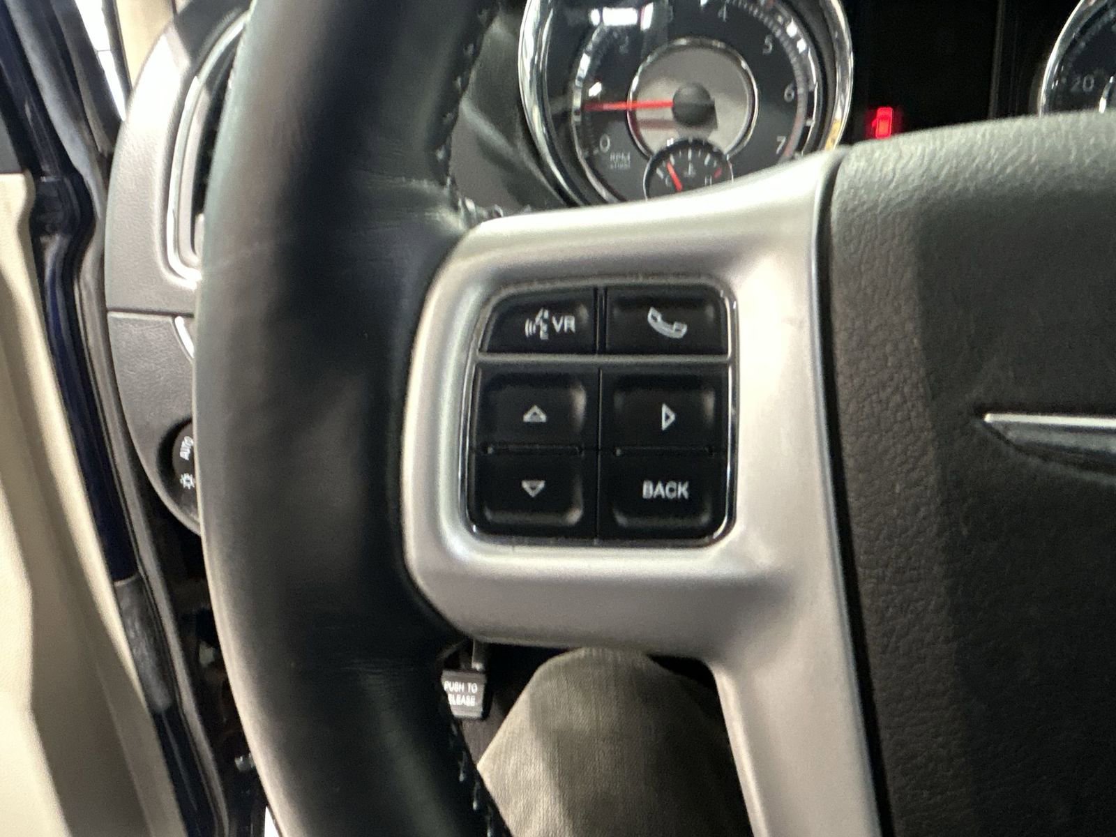 Used 2016 Chrysler Town & Country Touring w/ Driver Convenience Group FWD image 18