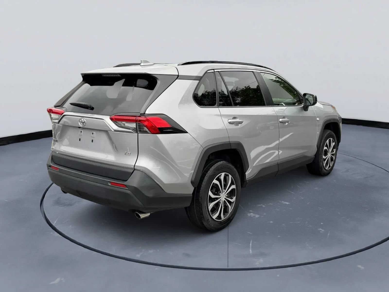 Used 2019 Toyota RAV4 LE FWD image 6