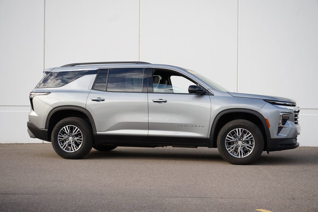 Used 2025 Chevrolet Traverse LT image 2