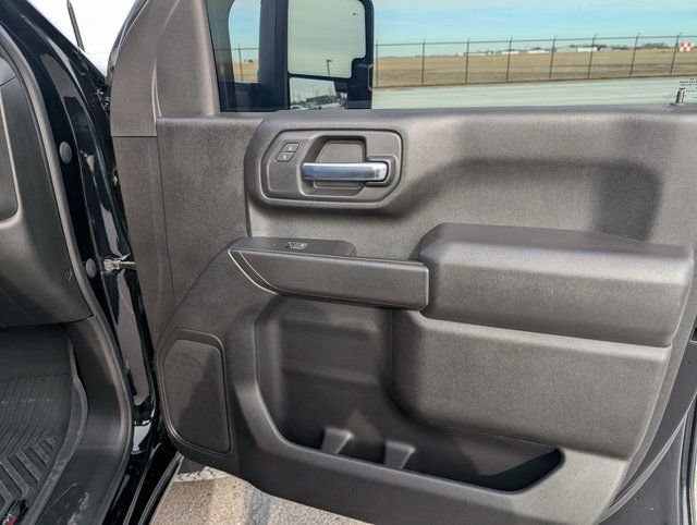 Used 2024 Chevrolet Silverado 2500 Custom w/ Custom Value Package image 5