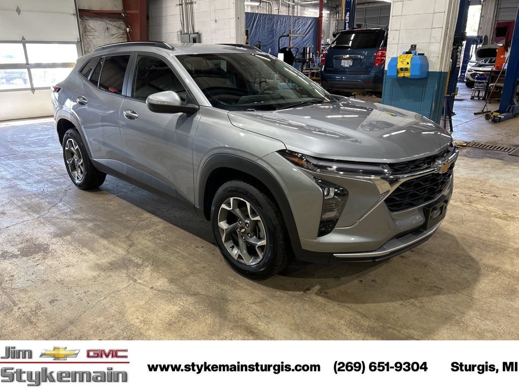 Used 2025 Chevrolet Trax LT FWD image 9