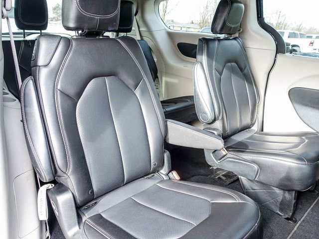 Used 2023 Chrysler Pacifica Touring-L image 12