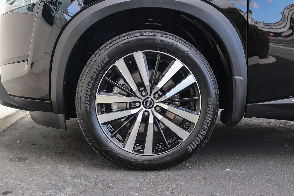 Used 2025 Nissan Pathfinder Platinum w/ Cargo Package FWD image 10