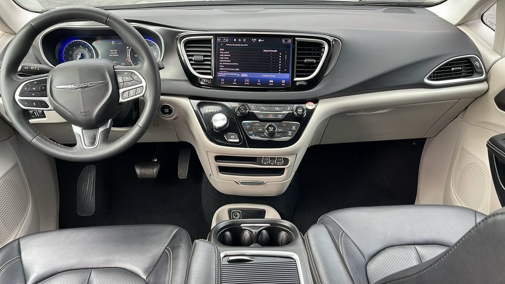 Used 2024 Chrysler Pacifica Touring-L FWD image 10