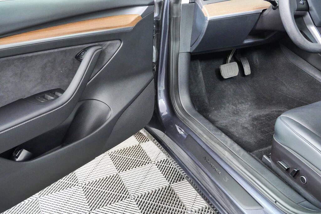 Used 2023 Tesla Model 3 Standard Range RWD image 4